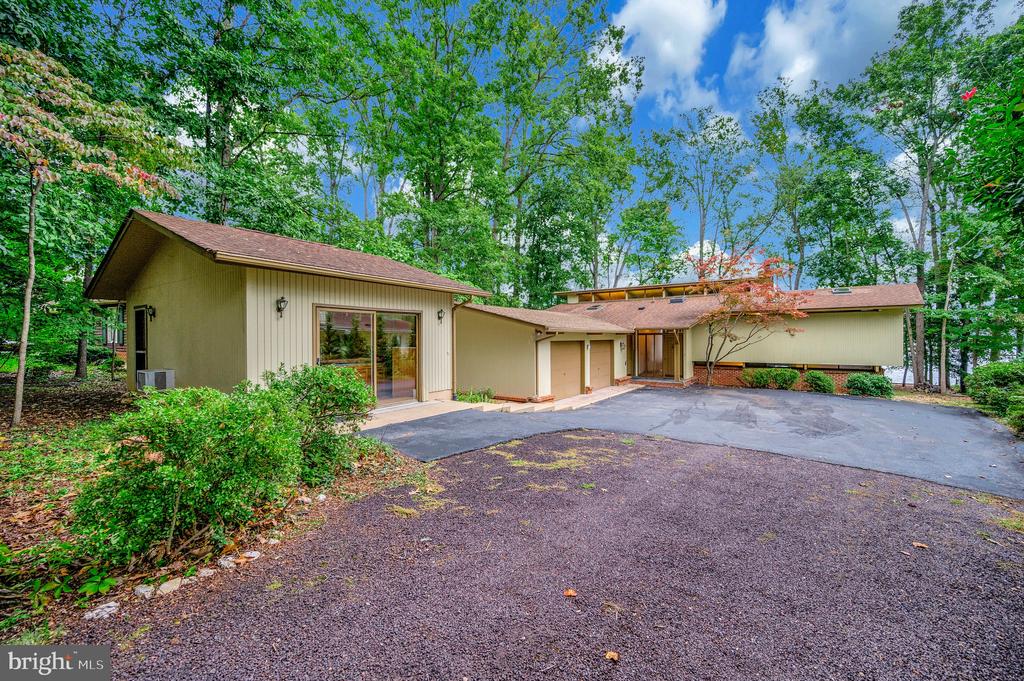 405 WAKEFIELD DRIVE