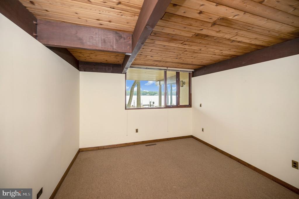 405 WAKEFIELD DRIVE