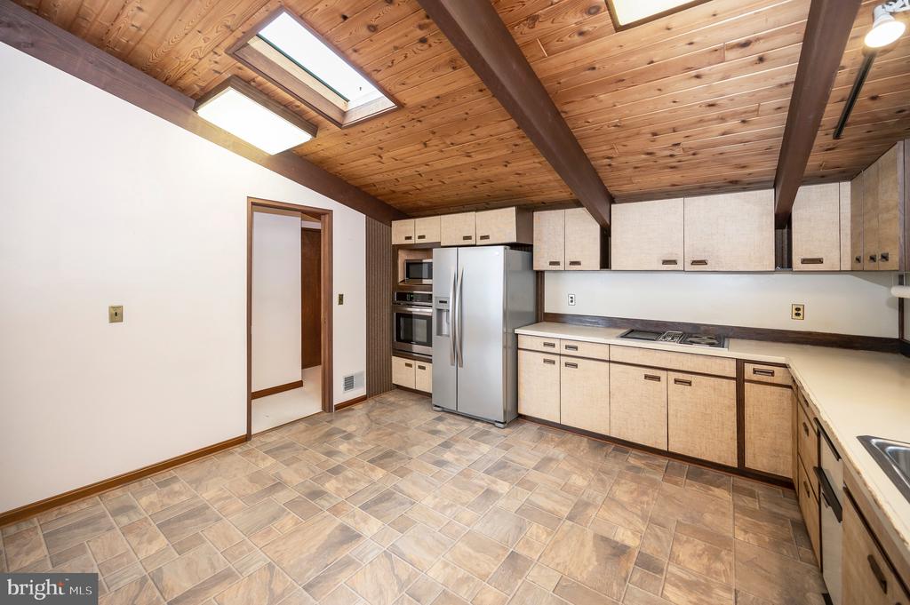 405 WAKEFIELD DRIVE