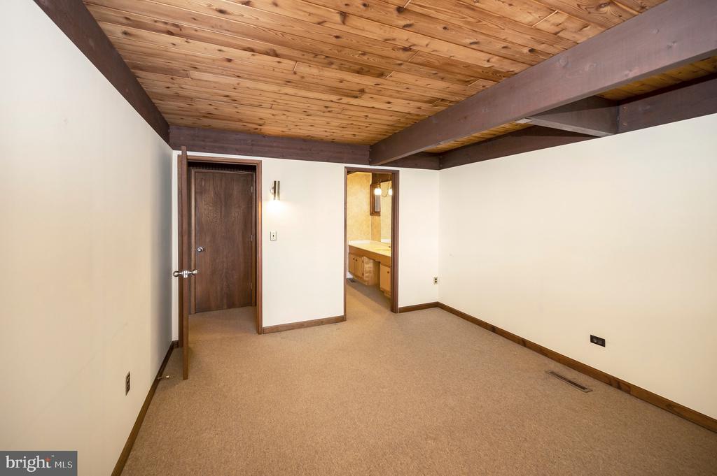 405 WAKEFIELD DRIVE