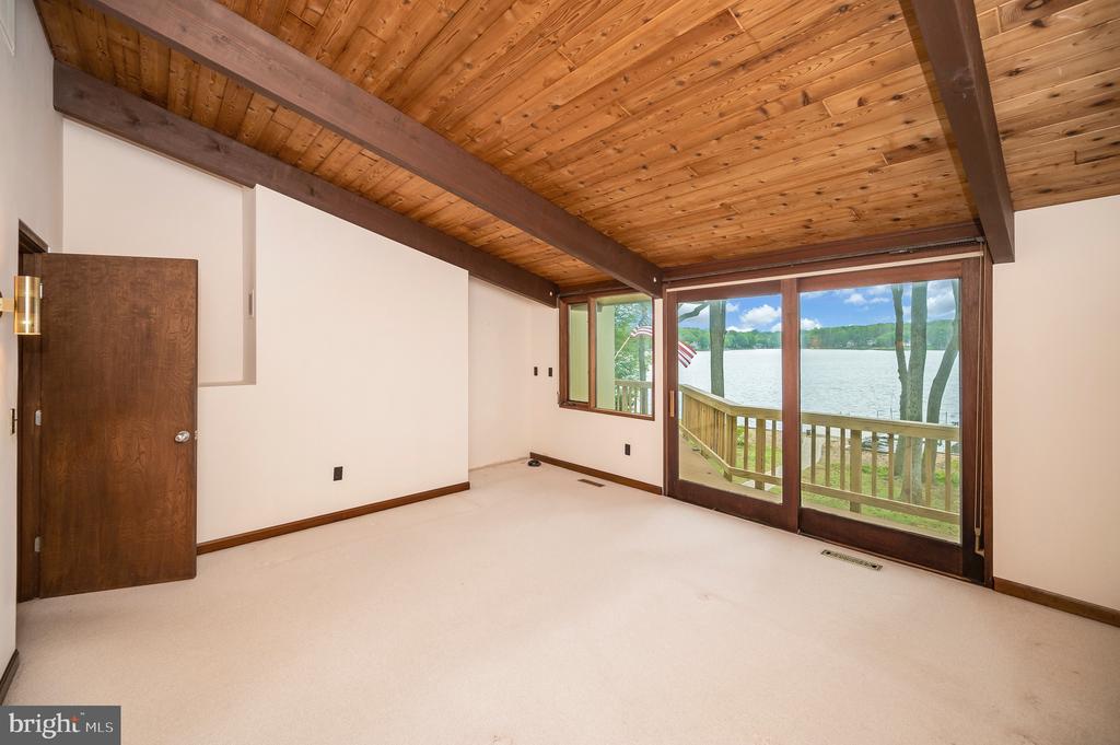 405 WAKEFIELD DRIVE