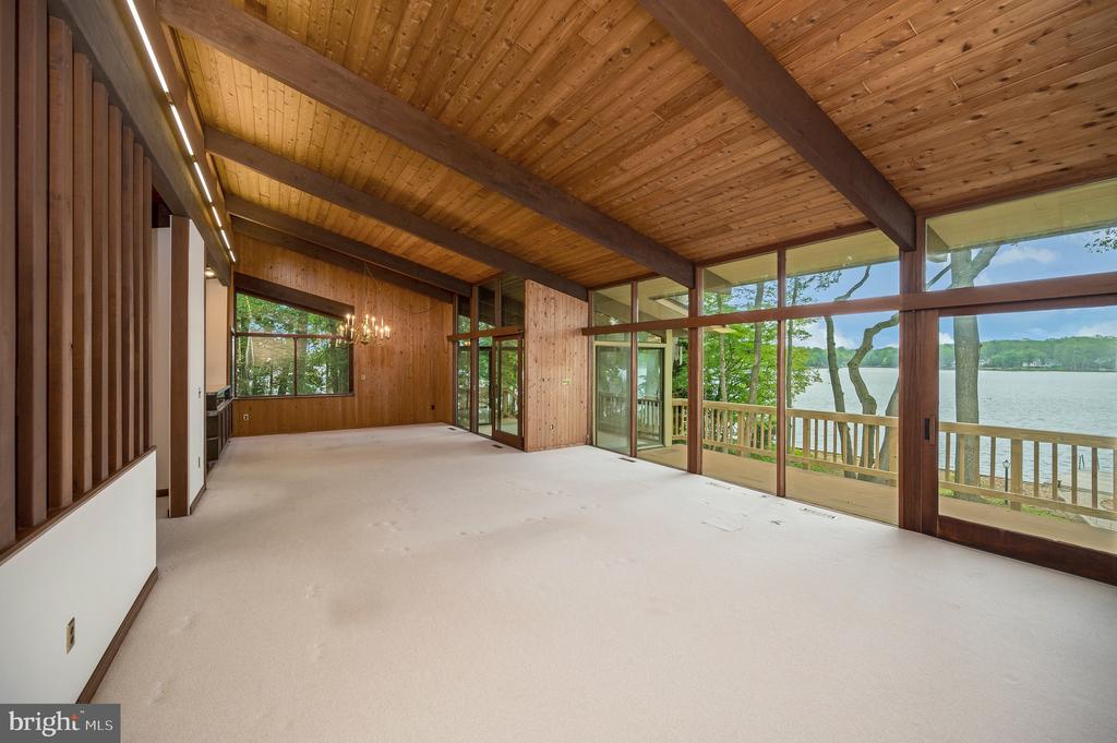 405 WAKEFIELD DRIVE