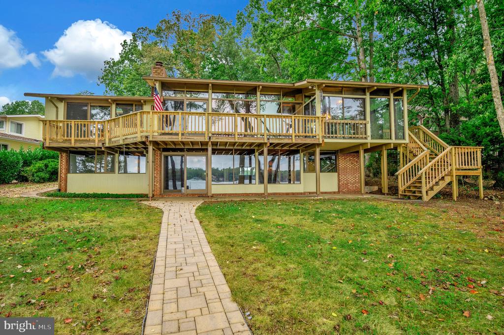 405 WAKEFIELD DRIVE