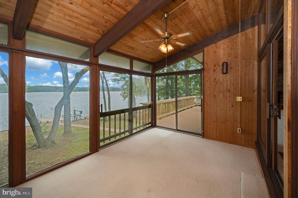 405 WAKEFIELD DRIVE