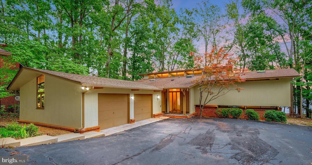 405 WAKEFIELD DRIVE