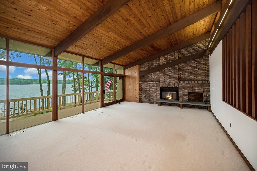 405 WAKEFIELD DRIVE