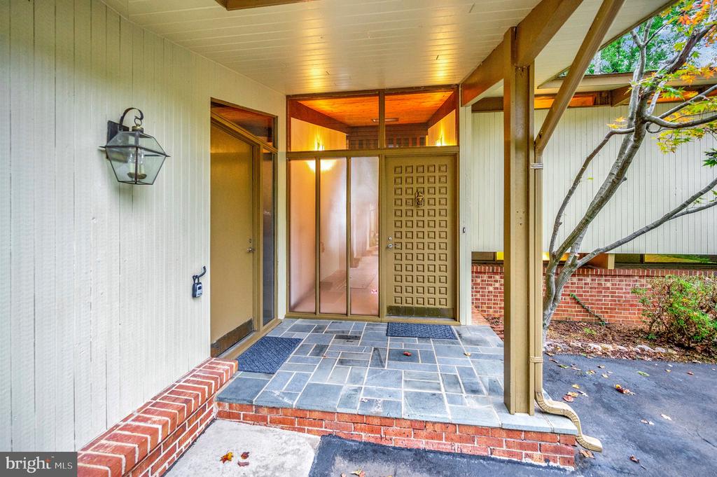 405 WAKEFIELD DRIVE
