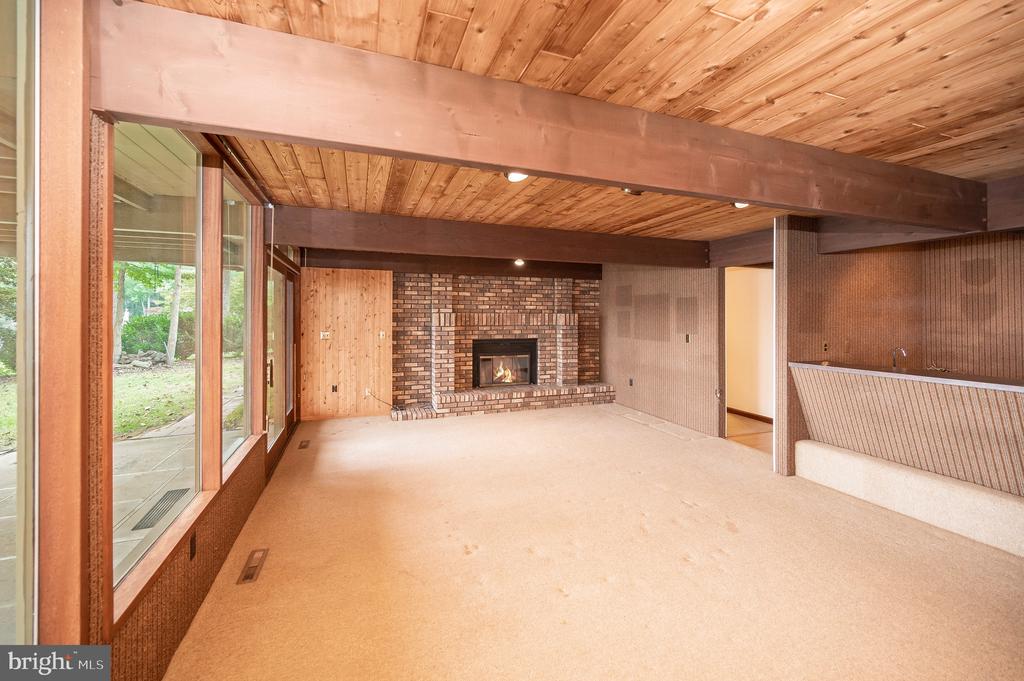405 WAKEFIELD DRIVE