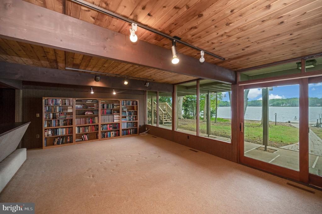 405 WAKEFIELD DRIVE