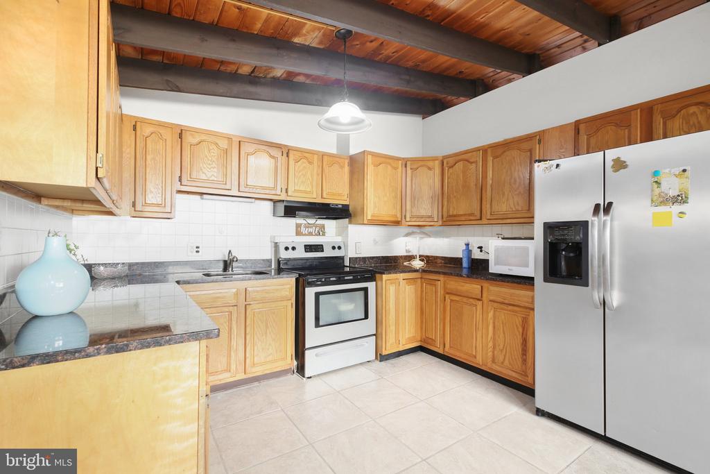 3808 LAKEVIEW PKWAY