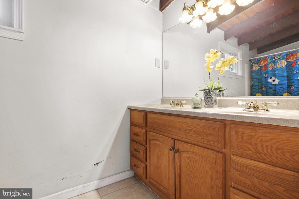 3808 LAKEVIEW PKWAY