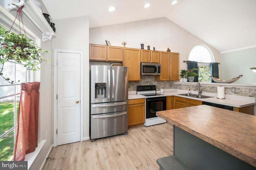 411 LAKEVIEW PARKWAY