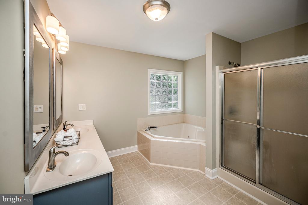 221 BIRDIE ROAD