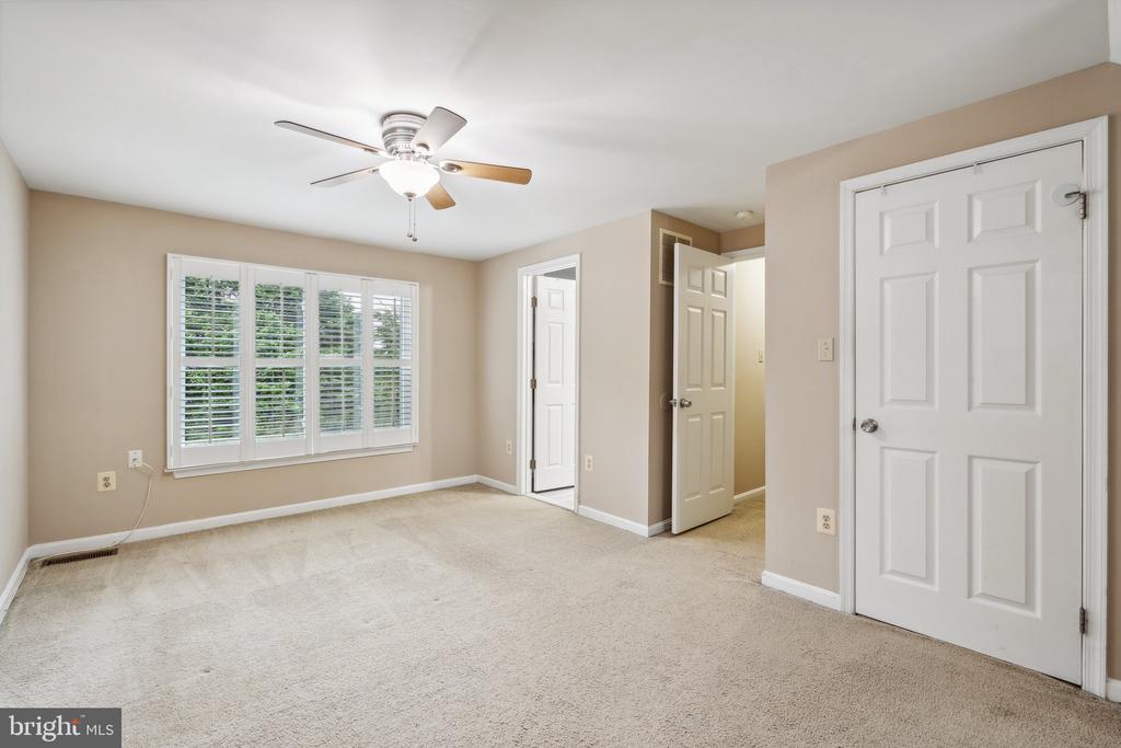 6116 PLAINVILLE LANE