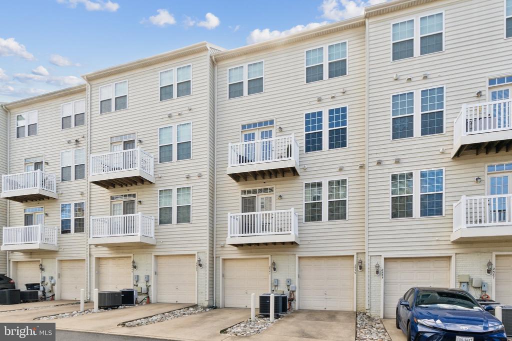 2541 EASTBOURNE DRIVE 256