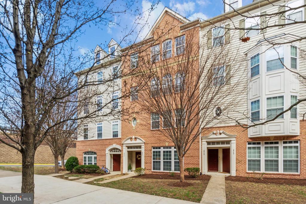 2541 EASTBOURNE DRIVE 256