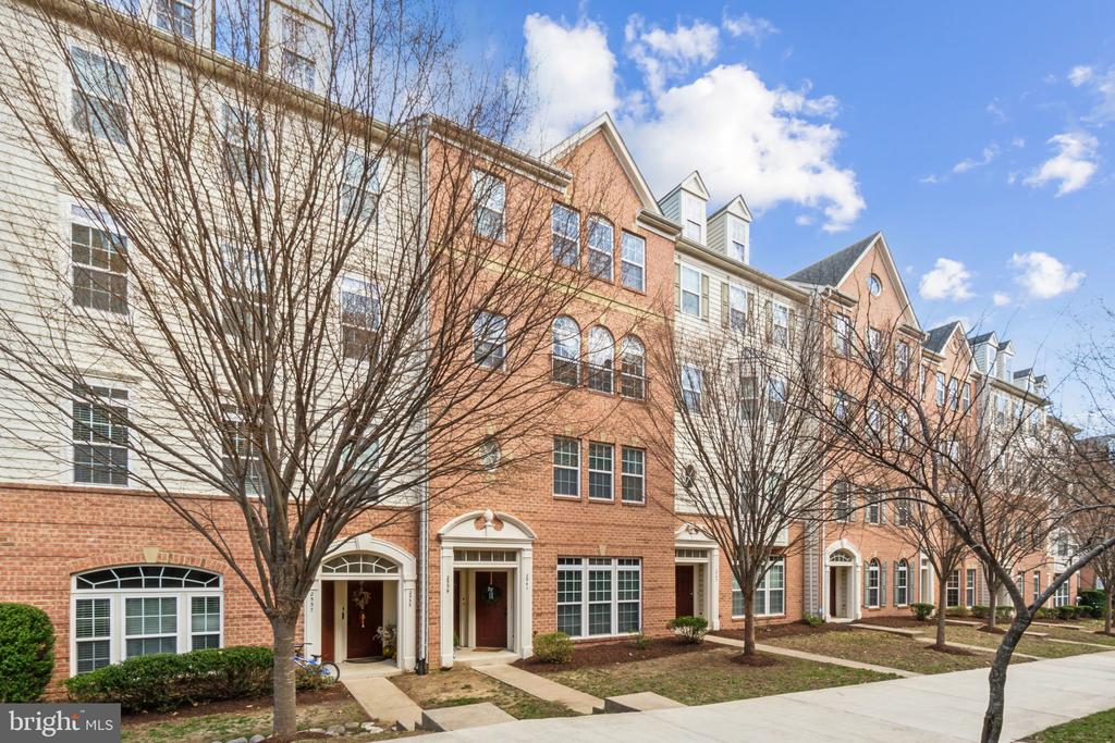 2541 EASTBOURNE DRIVE 256