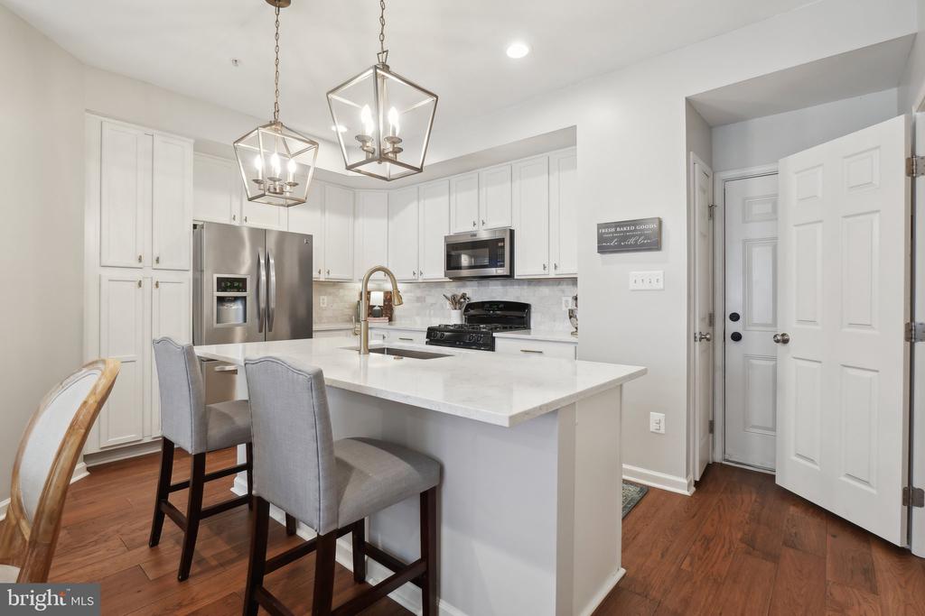 2541 EASTBOURNE DRIVE 256