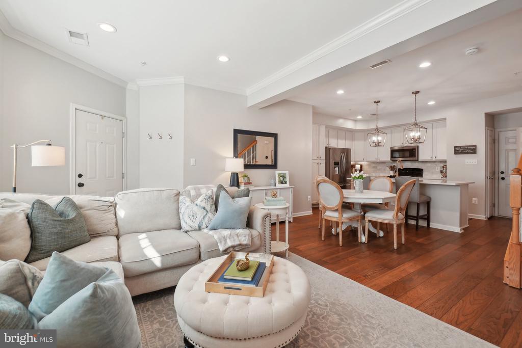 2541 EASTBOURNE DRIVE 256
