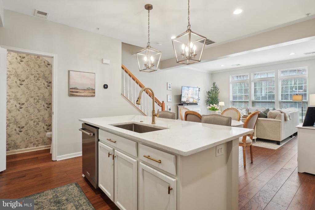 2541 EASTBOURNE DRIVE 256
