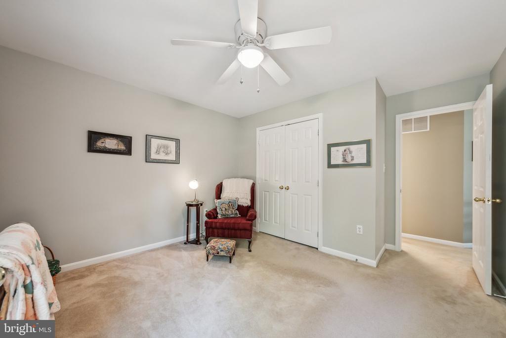 6089 THRAVE LANE