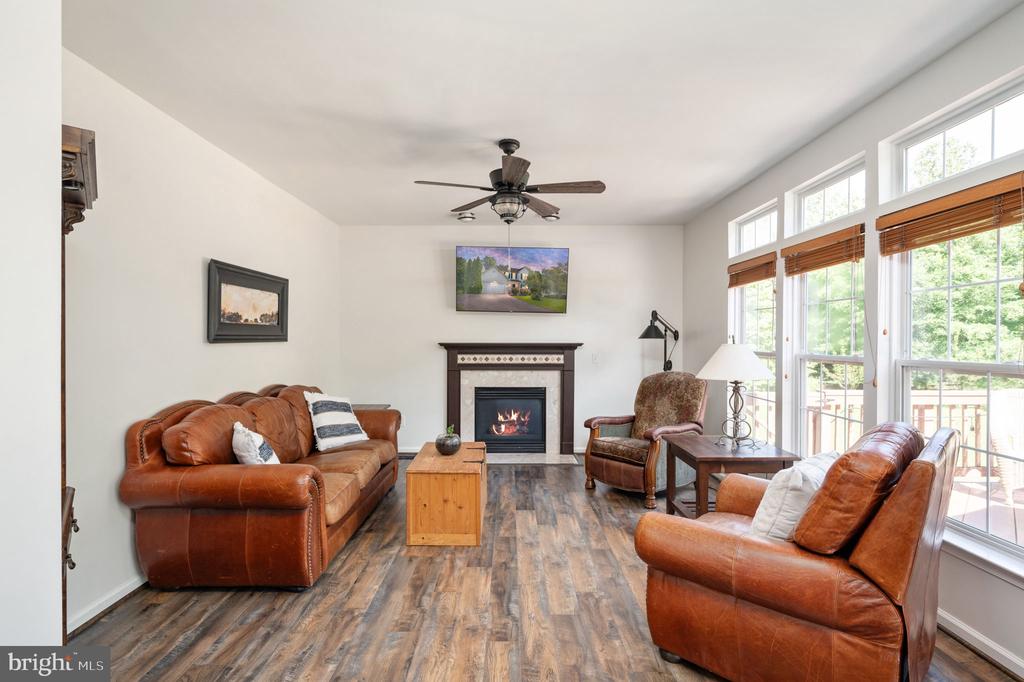3817 CARLYLE COURT