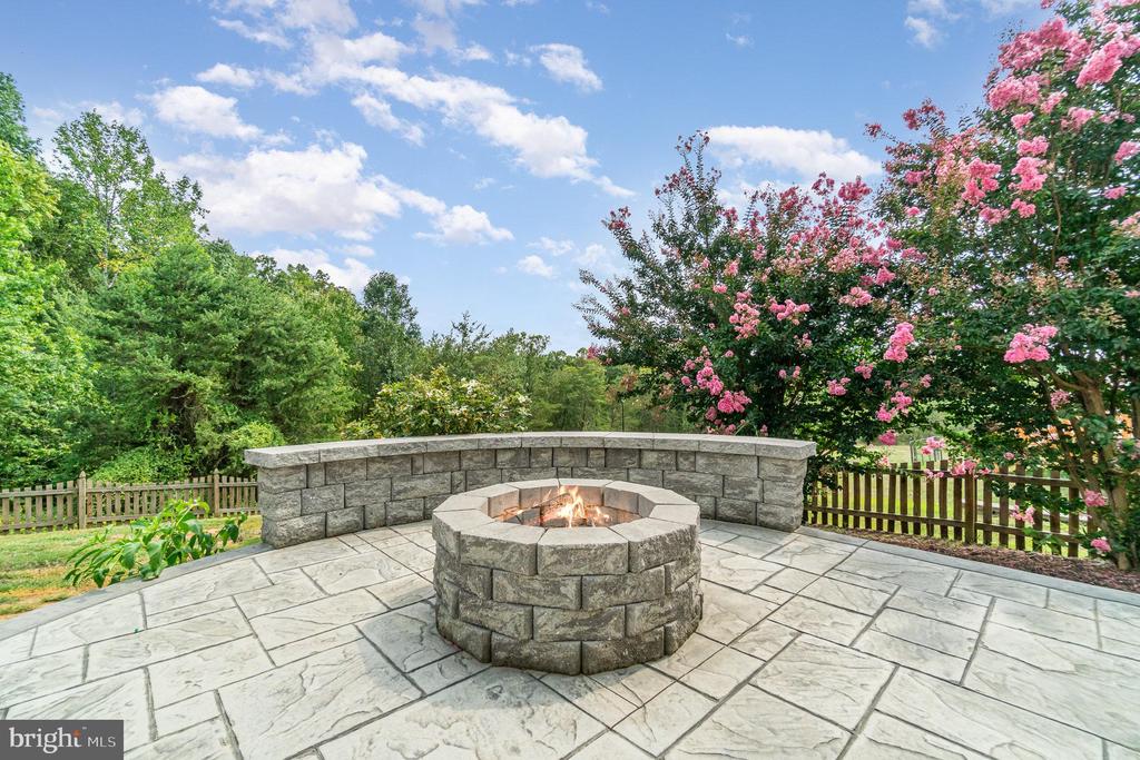 10112 LEES CROSSING LANE