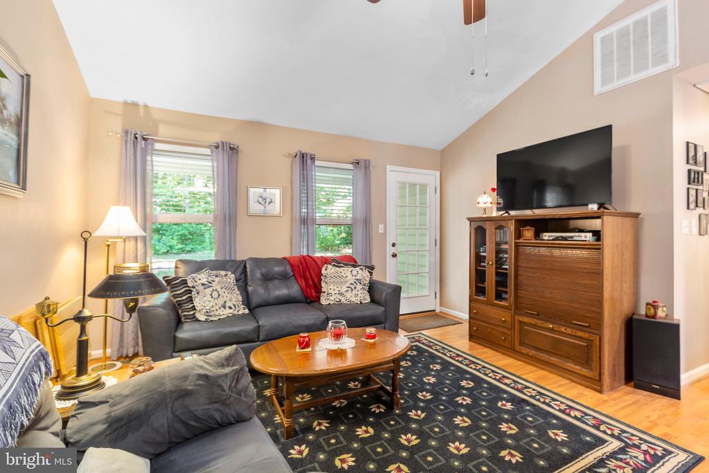 10906 CRESTWOOD DRIVE