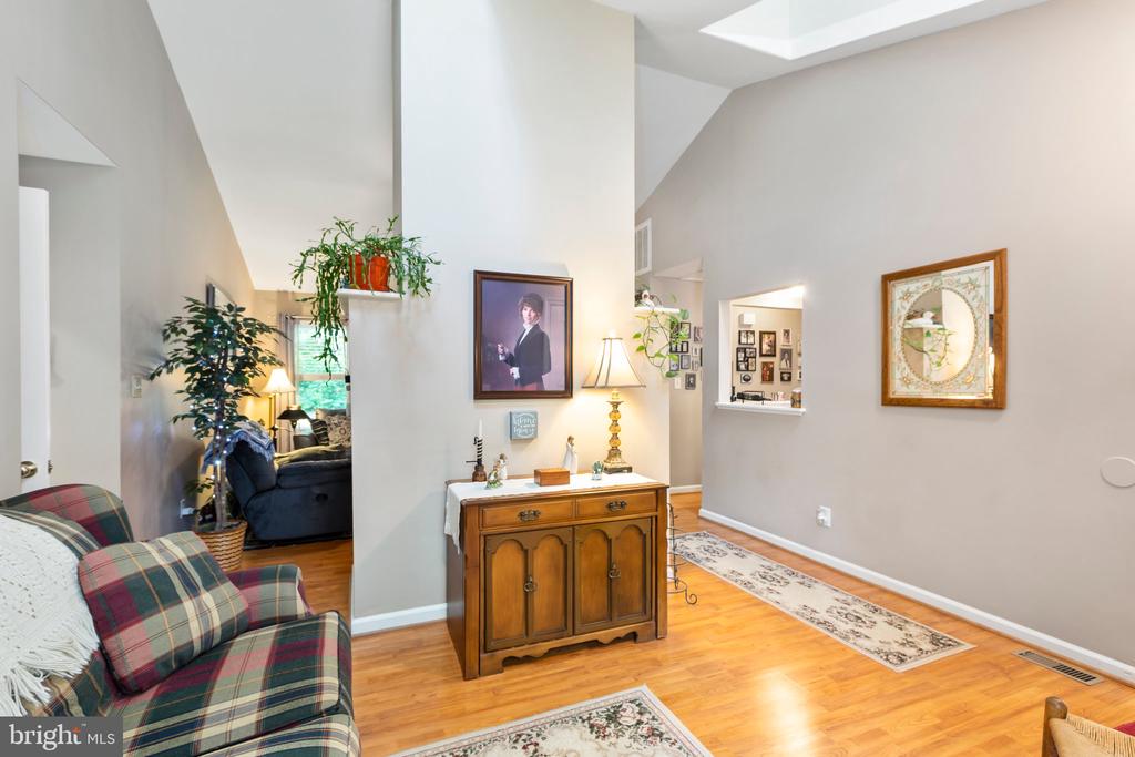 10906 CRESTWOOD DRIVE