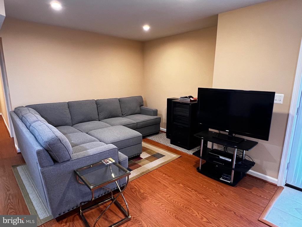 5802 TELLURIDE LANE BASEMENT APARTMENT