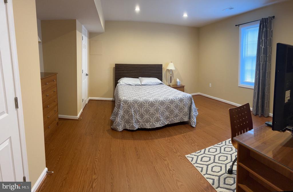 5802 TELLURIDE LANE BASEMENT APARTMENT