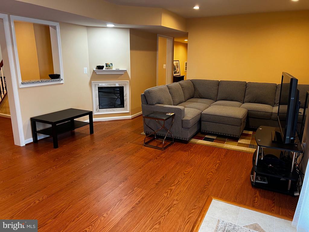 5802 TELLURIDE LANE BASEMENT APARTMENT
