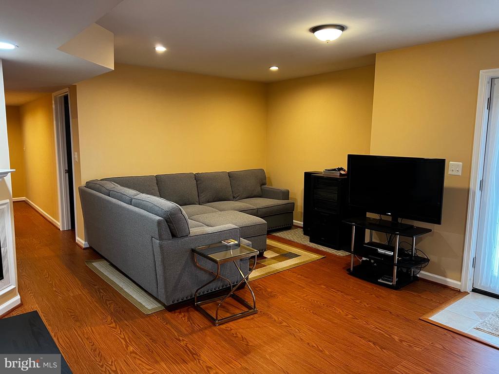 5802 TELLURIDE LANE BASEMENT APARTMENT
