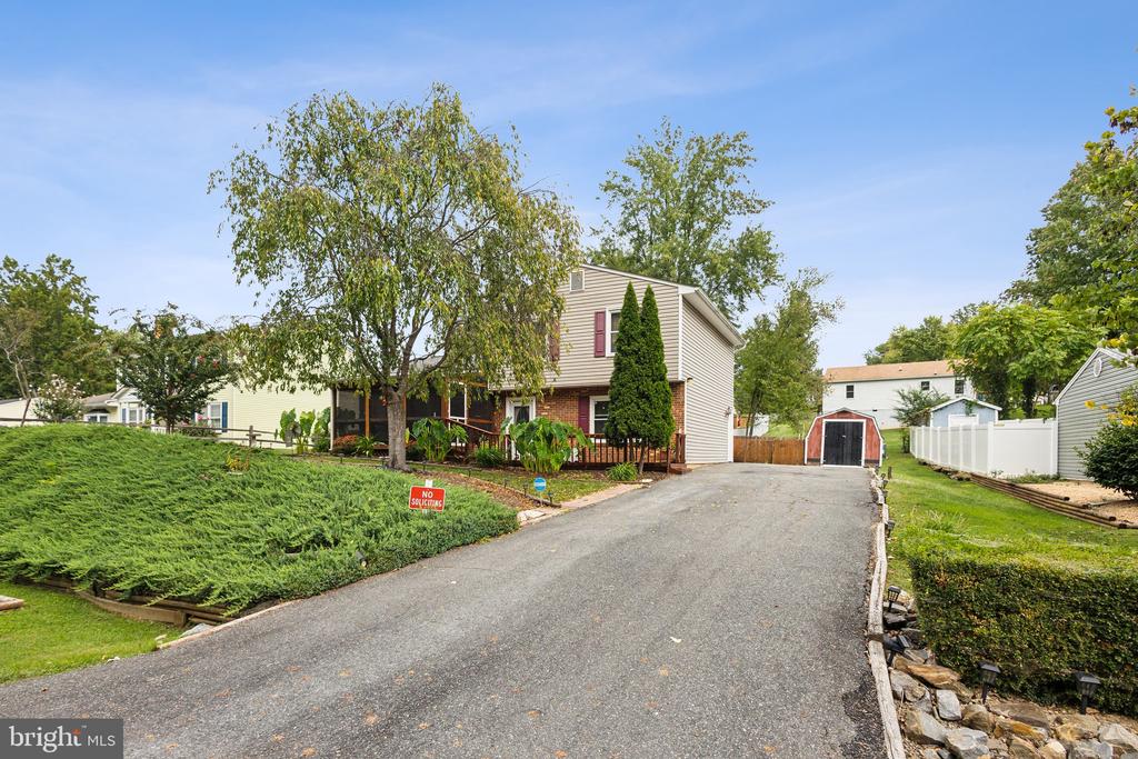 7011 LOMBARD LANE