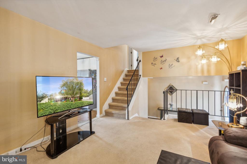 7011 LOMBARD LANE
