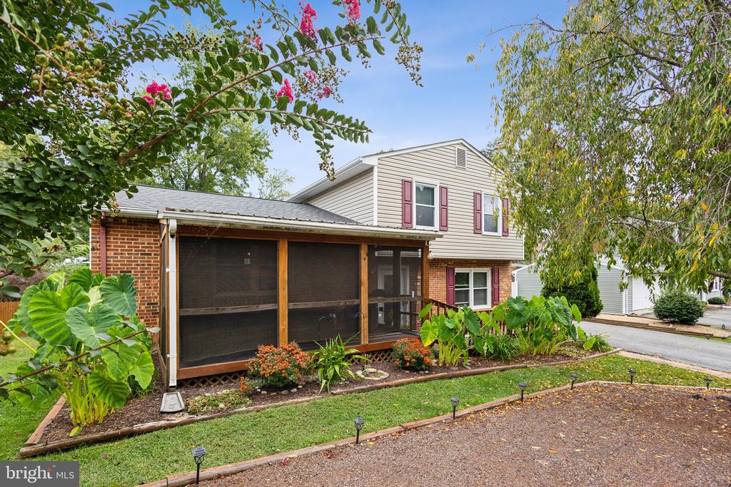 7011 LOMBARD LANE