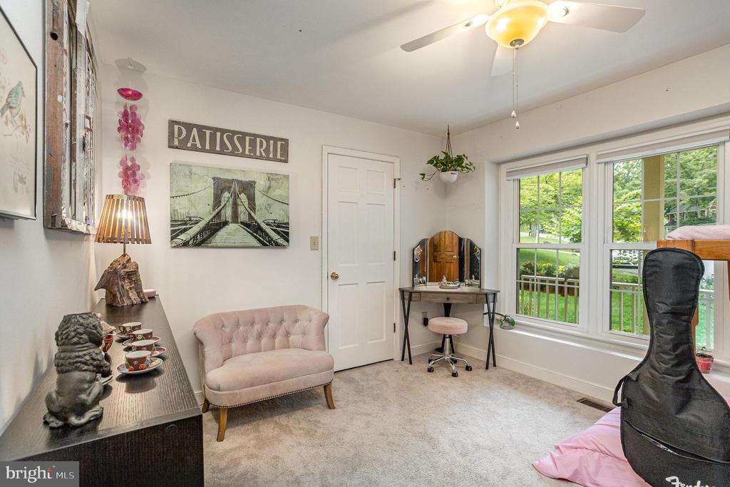 5 BAINBRIDGE LANE