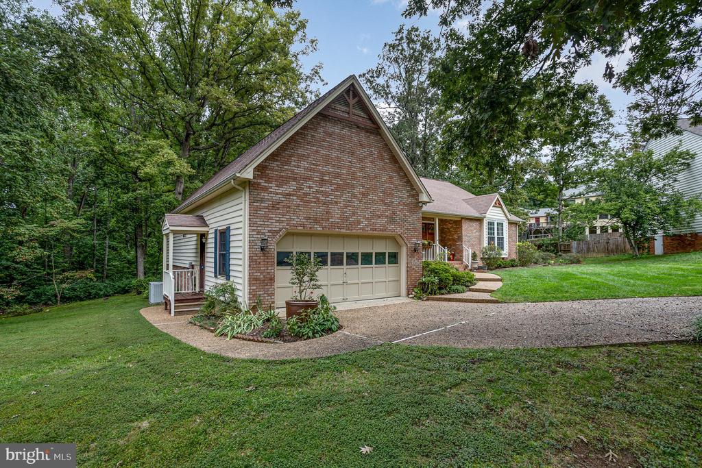 5 BAINBRIDGE LANE
