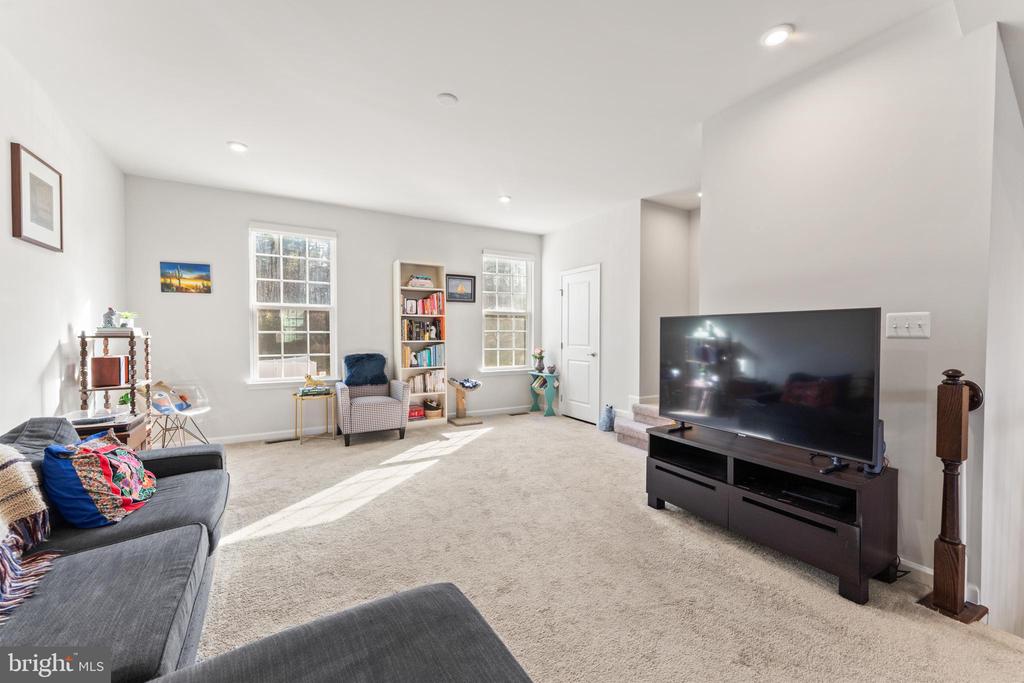 8422 DEVRIES LANE