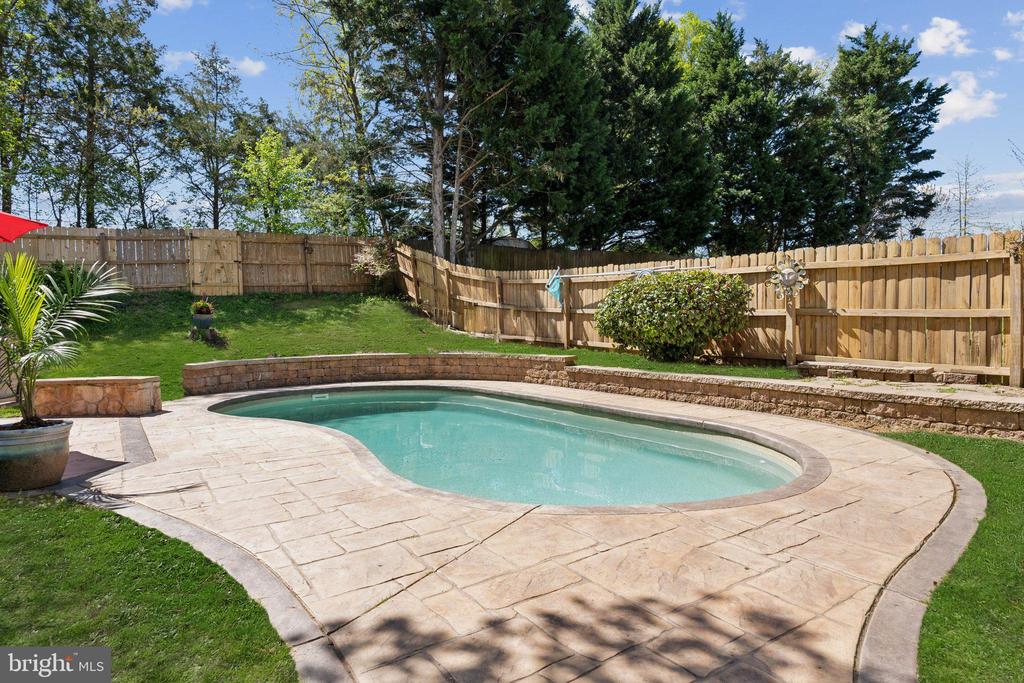 6400 WILLOW POND DRIVE