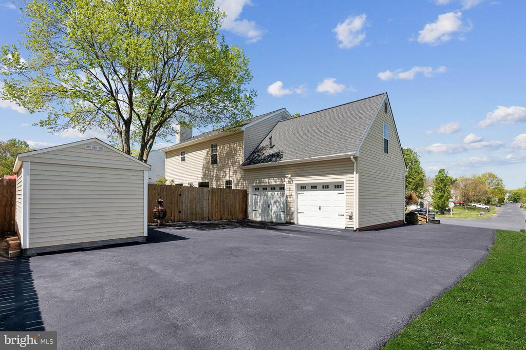 6400 WILLOW POND DRIVE