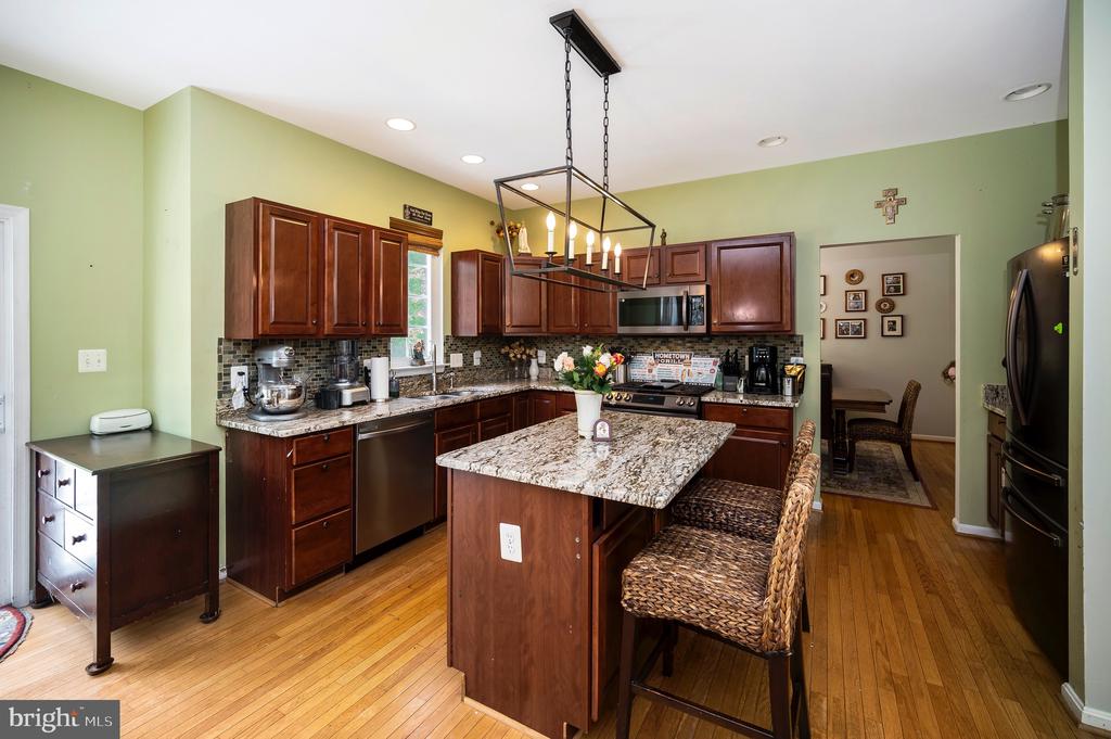 6733 AVERETT COURT