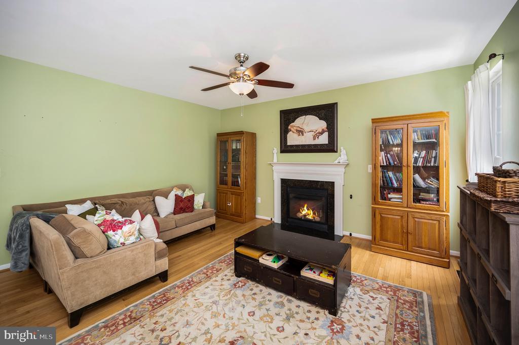 6733 AVERETT COURT