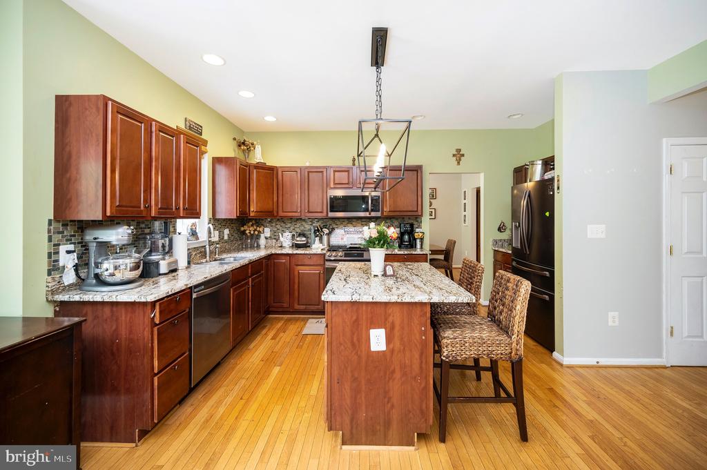 6733 AVERETT COURT