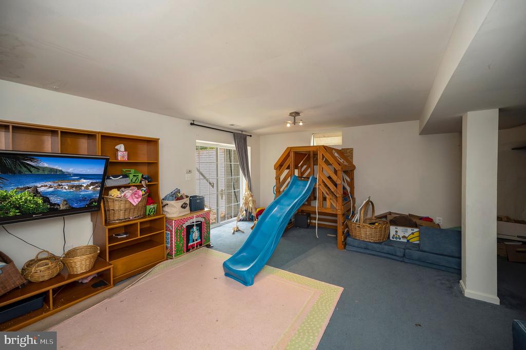6733 AVERETT COURT