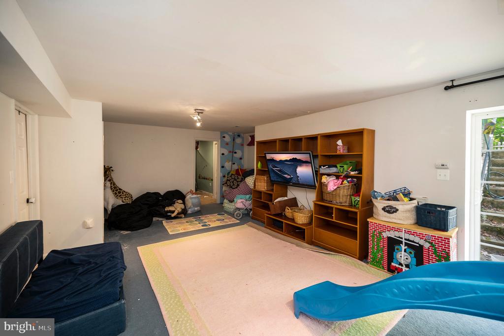 6733 AVERETT COURT