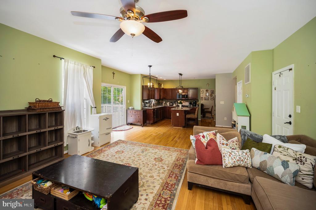 6733 AVERETT COURT