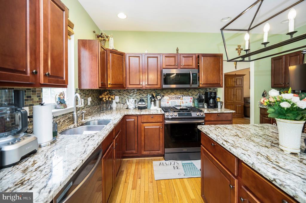 6733 AVERETT COURT