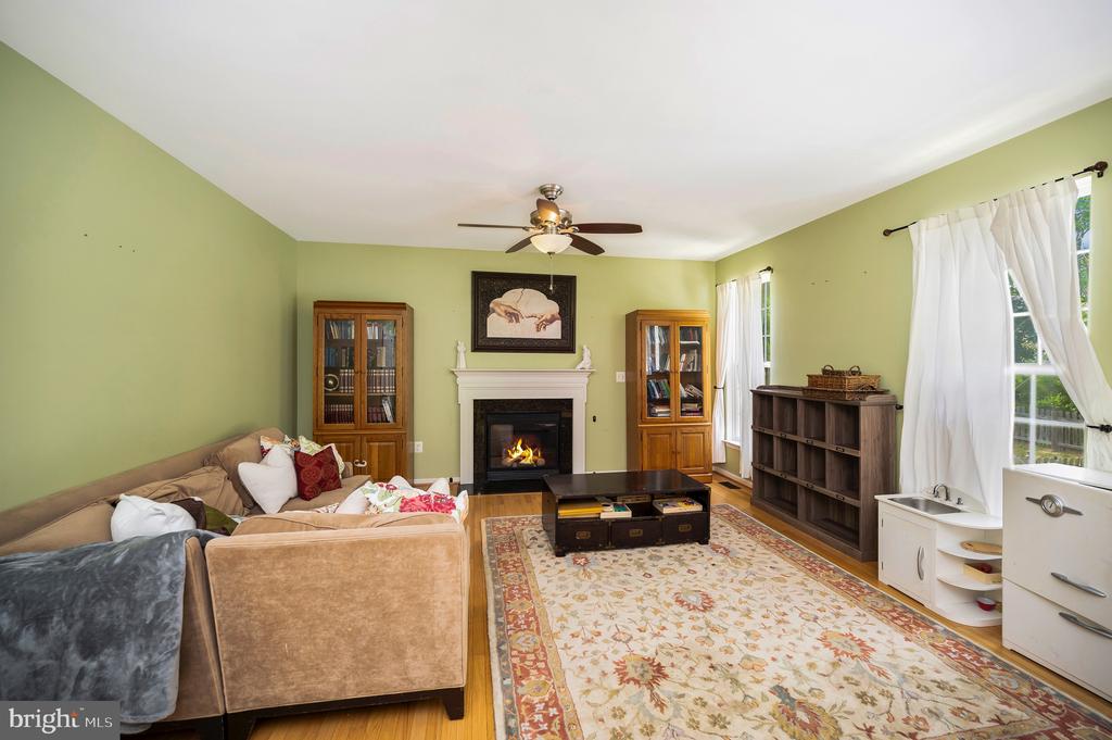 6733 AVERETT COURT