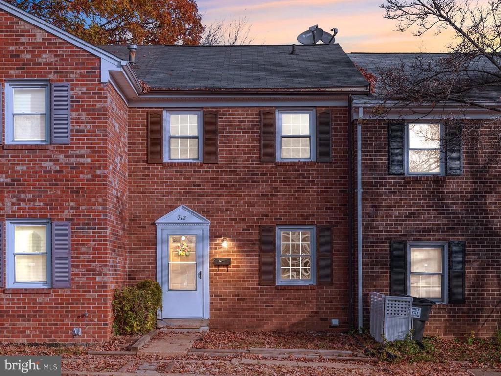 712 OLDE GREENWICH CIRCLE